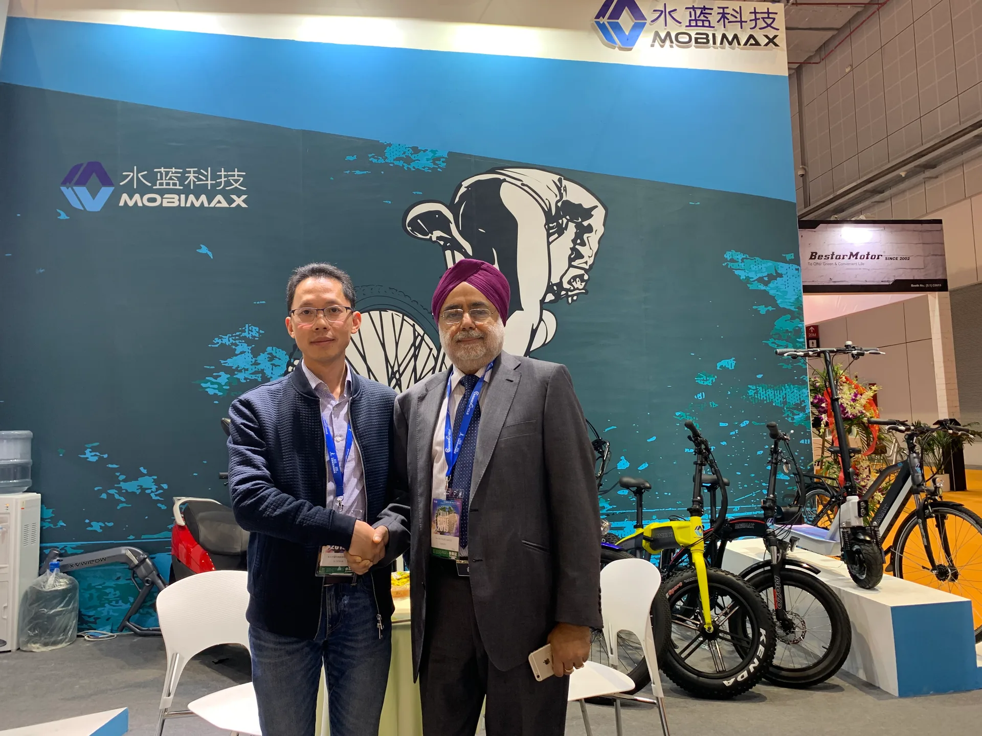 A meeting between Mobimax representatives and exhibition visitors